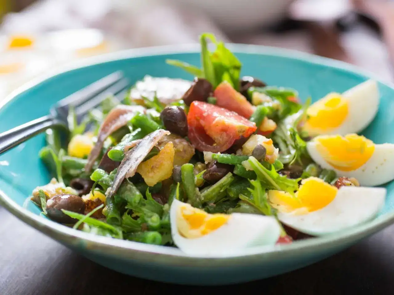 En h&auml;rlig sallad nicoise med gr&ouml;na b&ouml;nor, tomater, oliver, ansjovis och &auml;gg.