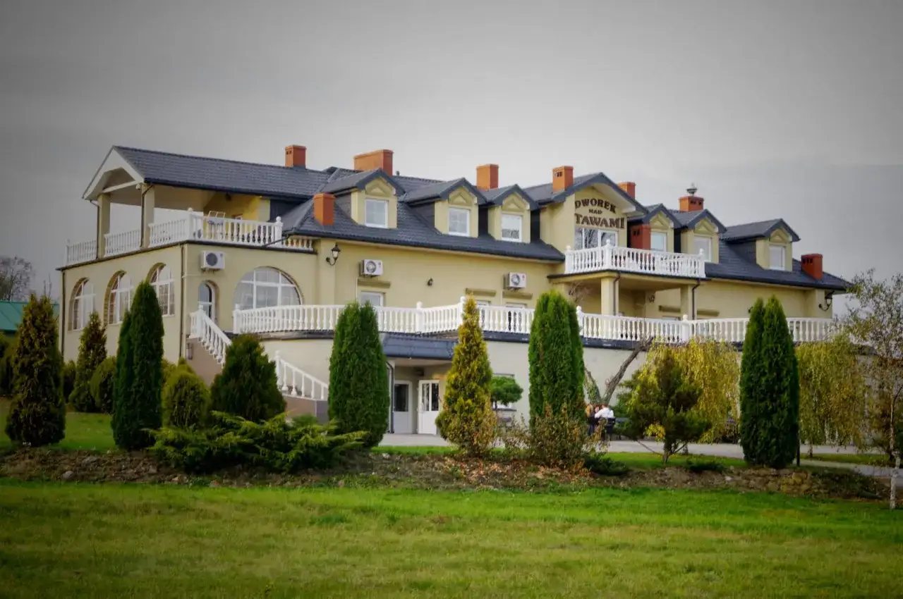 Dworek nad Stawem Podborze ogród i staw