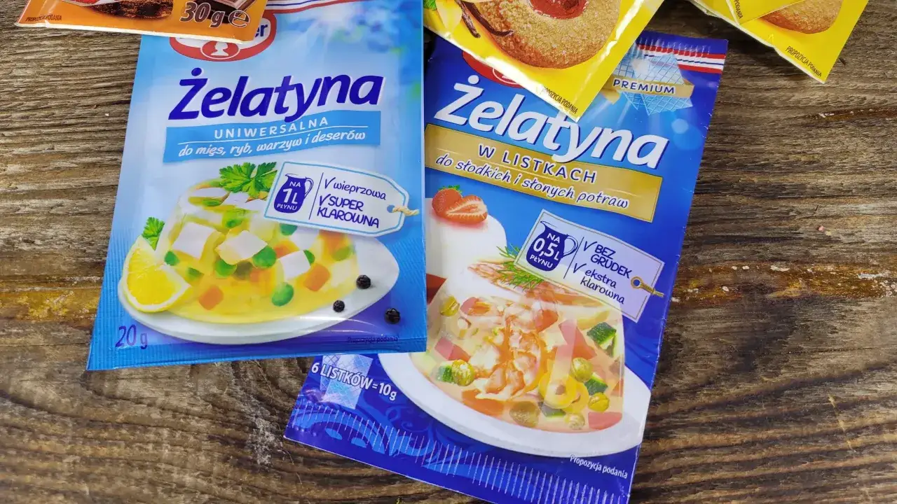 Opakowania żelatyny, uniwersalnej i w listkach, z propozycjami dań. Dowiedz się, jak rozpuścić żelatynę, by uzyskać klarowny efekt.
