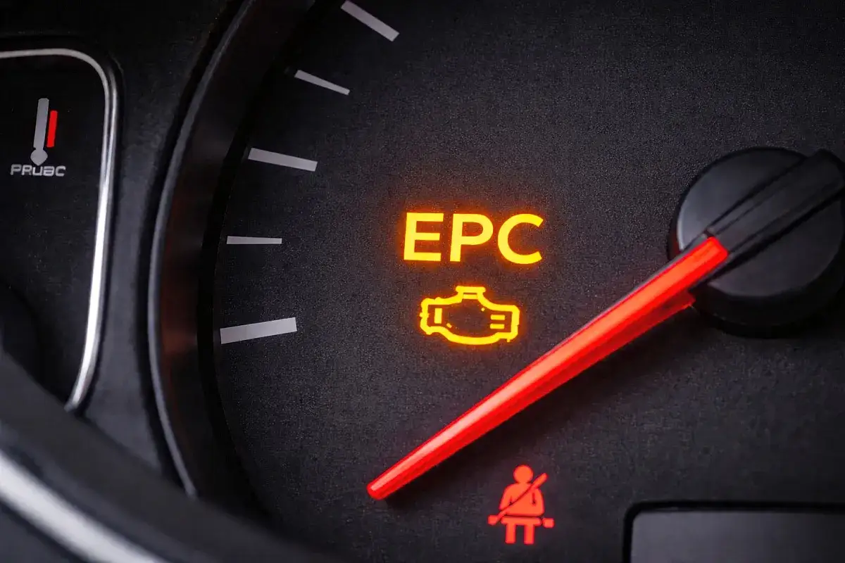 Świecąca kontrolka EPC na desce rozdzielczej Volkswagena. Czas sprawdzić silnik.