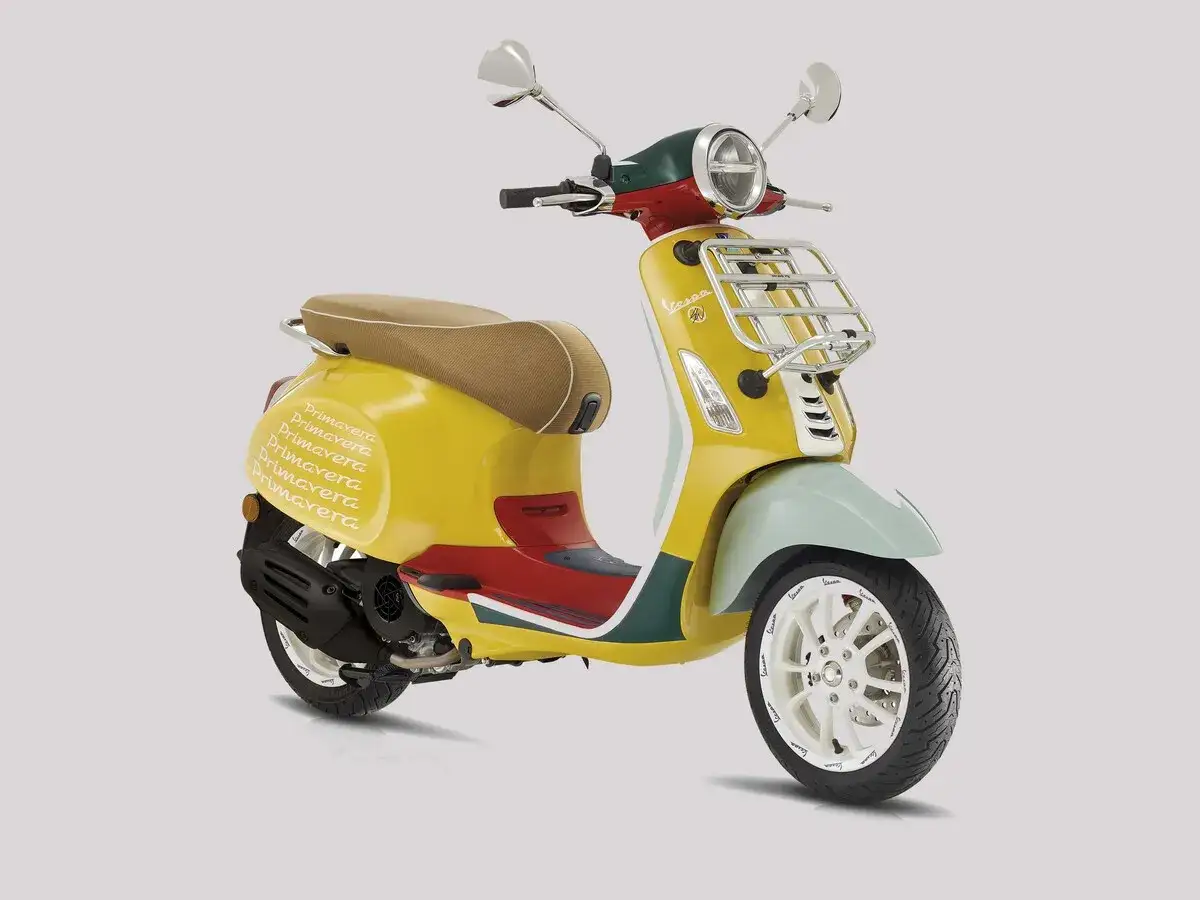 Vespa Primavera con vibrantes vespa primavera colores: amarillo, rojo, verde y azul claro.