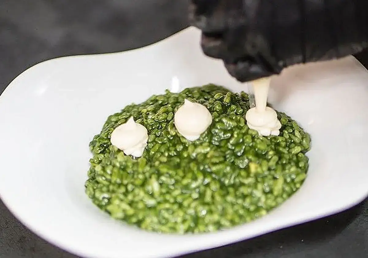 Arroz verde con plancton, decorado con puntos de crema. Un plato que evoca la fuerza del león marino.
