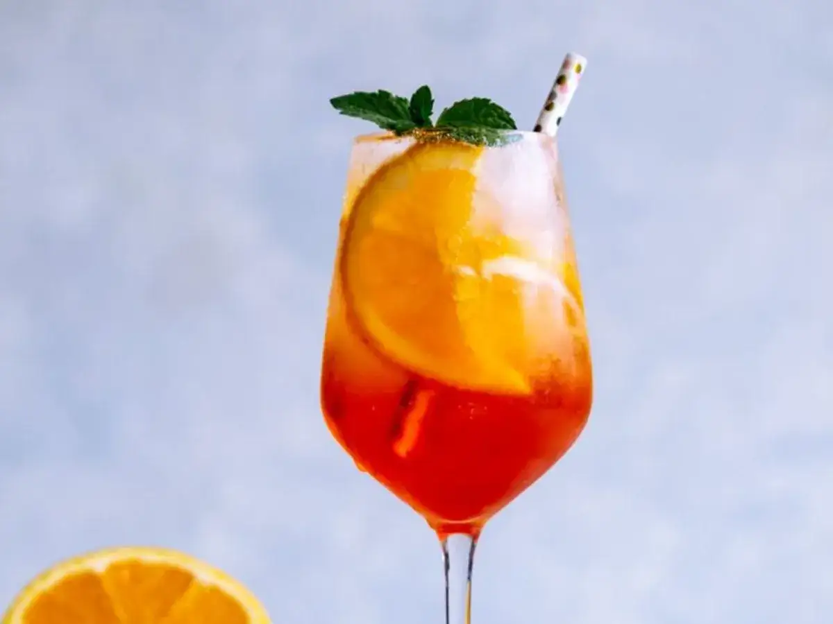 Orzeźwiający Aperol Spritz z pomarańczą i miętą. Idealny drink, by dowiedzieć się, aperol z czym pić.