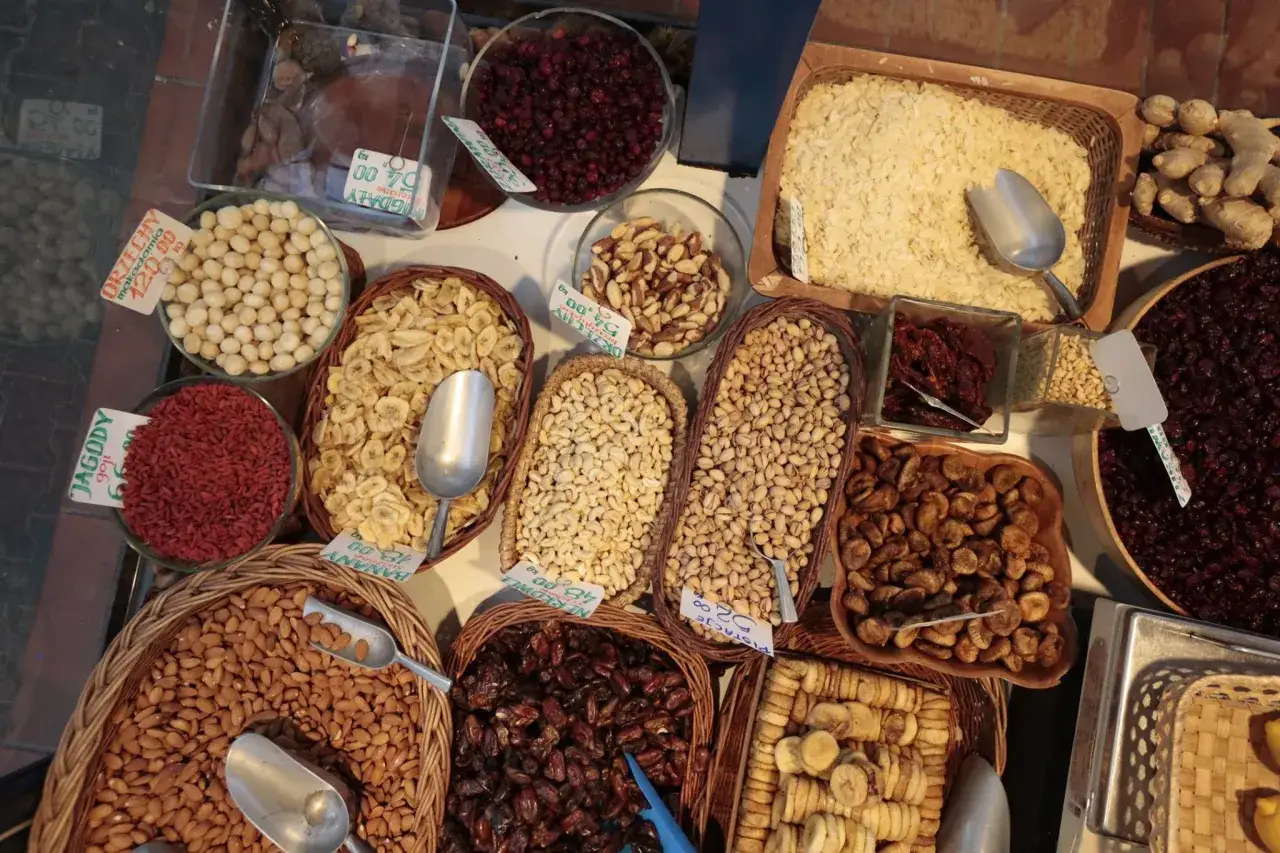 Krakowskie **markets** oferują bogactwo bakalii: orzechy, suszone owoce, jagody goji, migdały, pistacje i wiele innych.