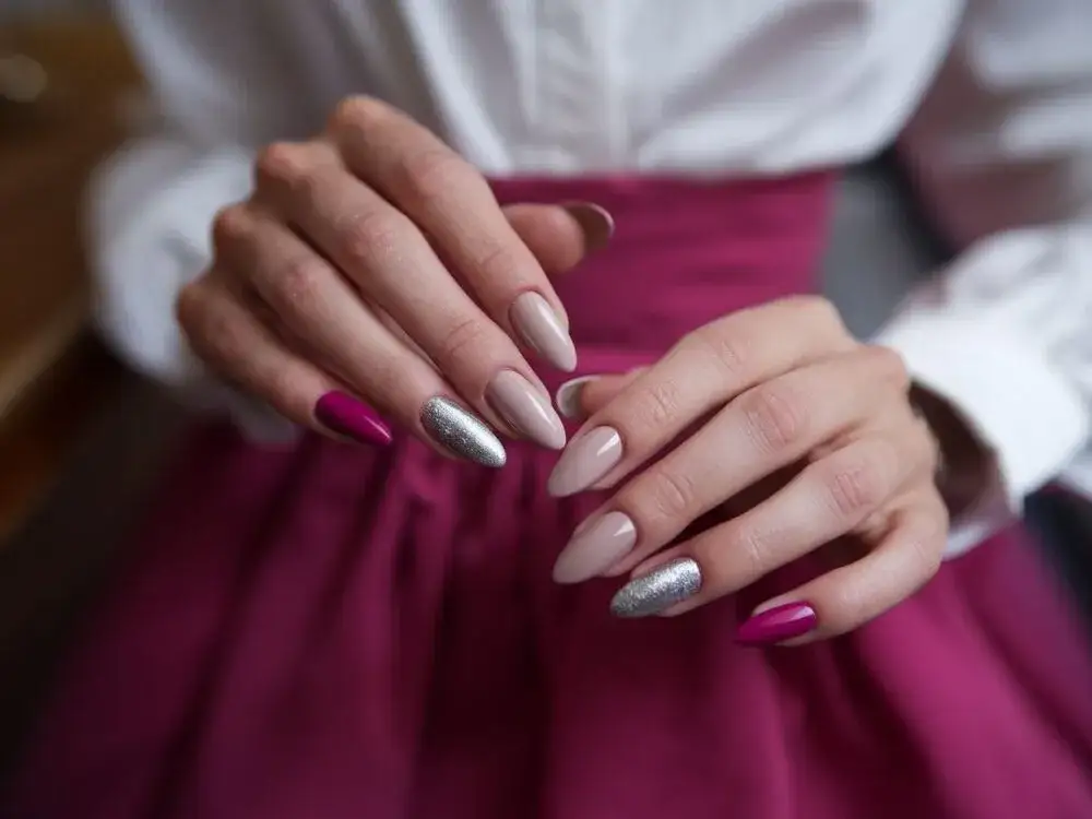 modne paznokcie do fuksjowej sukienki pomarańcz kobalt metaliczne fuksja total look zieleń