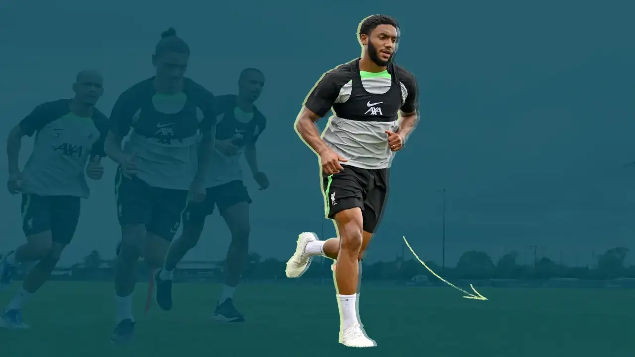 Des footballeurs en tenue d'entraînement, en pleine course, illustrant un entraînement aérobie intensif sur un terrain de sport.