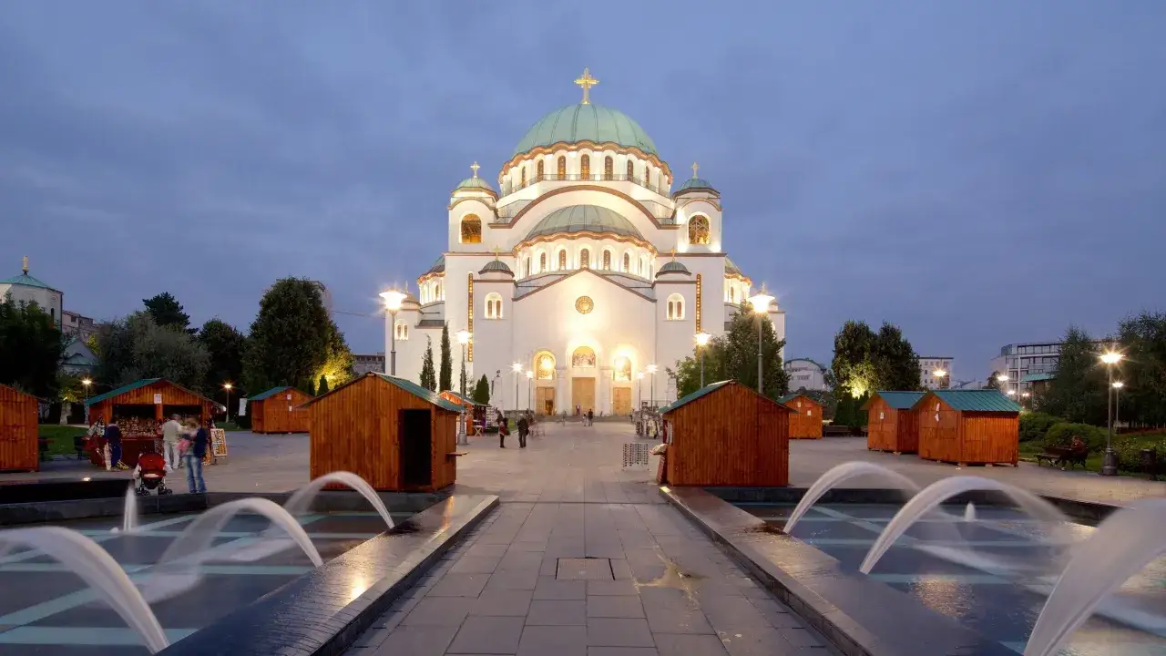 Vacker kyrka i Belgrad med fontäner och små träbodar. En perfekt plats för en avkopplande weekend i Belgrad.