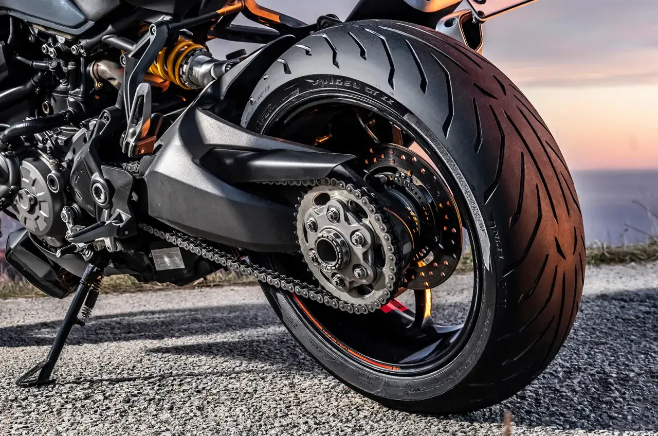 motocykl w zakręcie bezpieczeństwo opony
