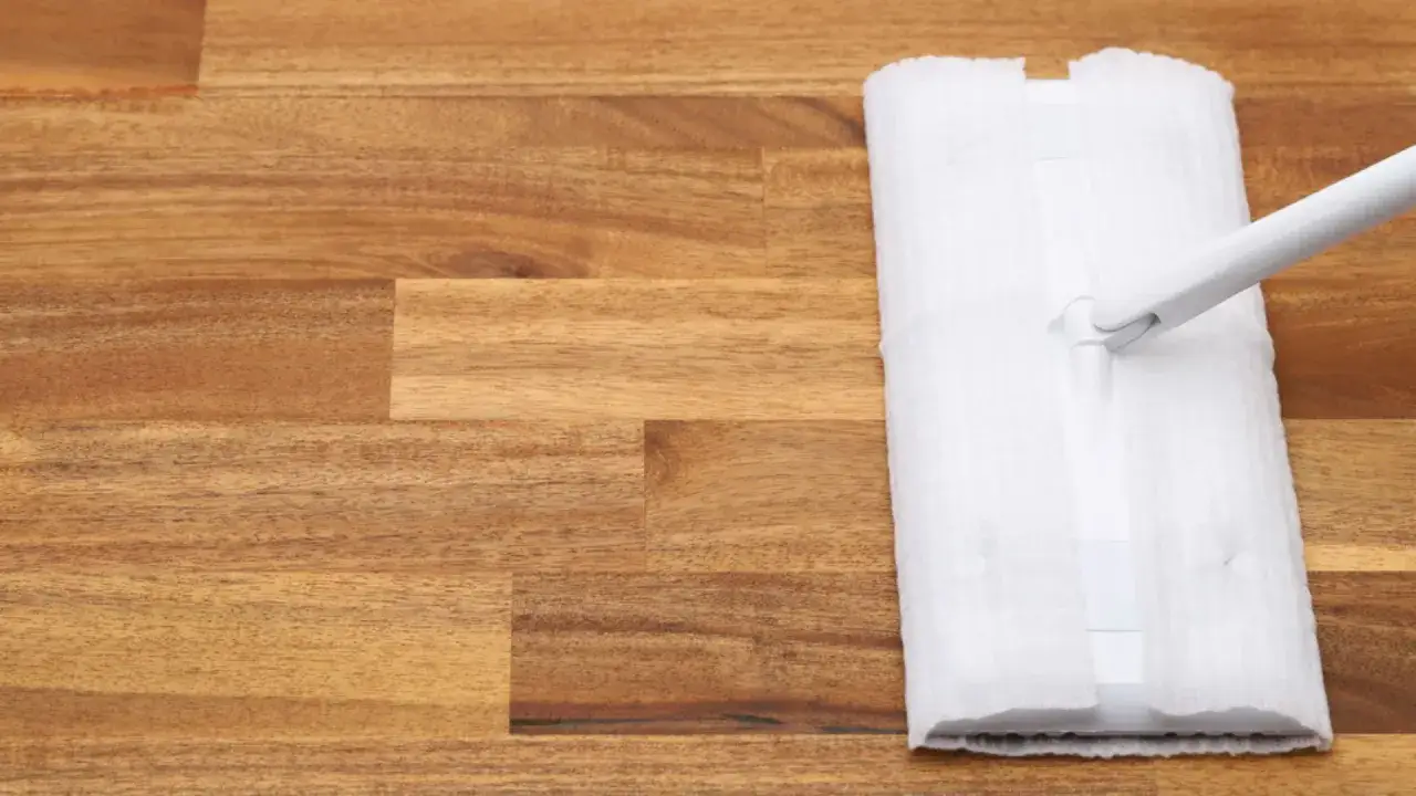 Un trapo blanco se desliza sobre un suelo de madera, listo para limpiar.