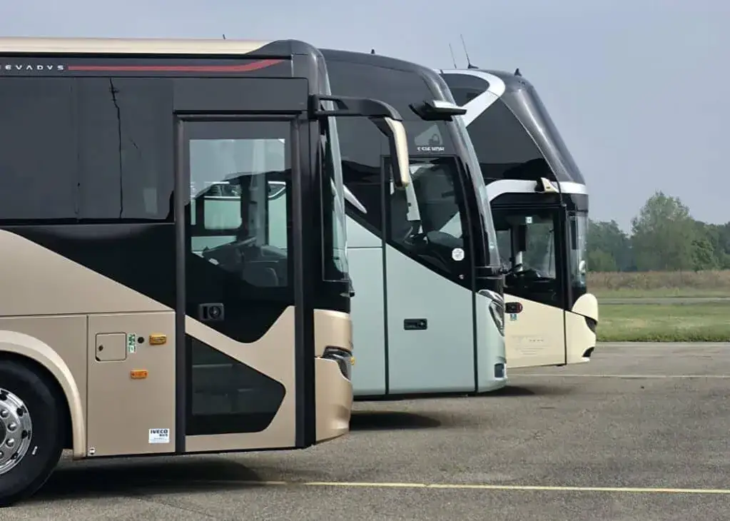 Autokary różnych generacji porównanie