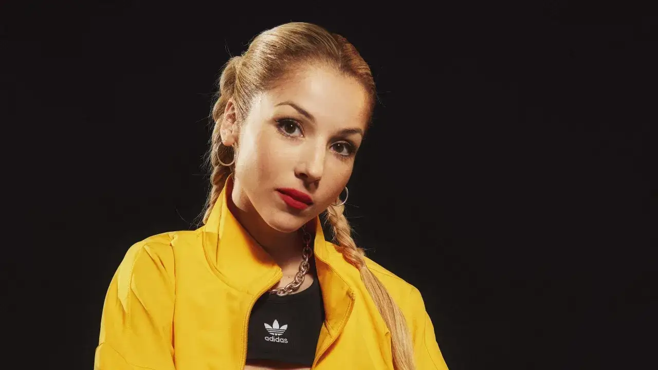 Viviana Casanova, con su edad, luce un look audaz con chaqueta amarilla, top Adidas y labios rojos.