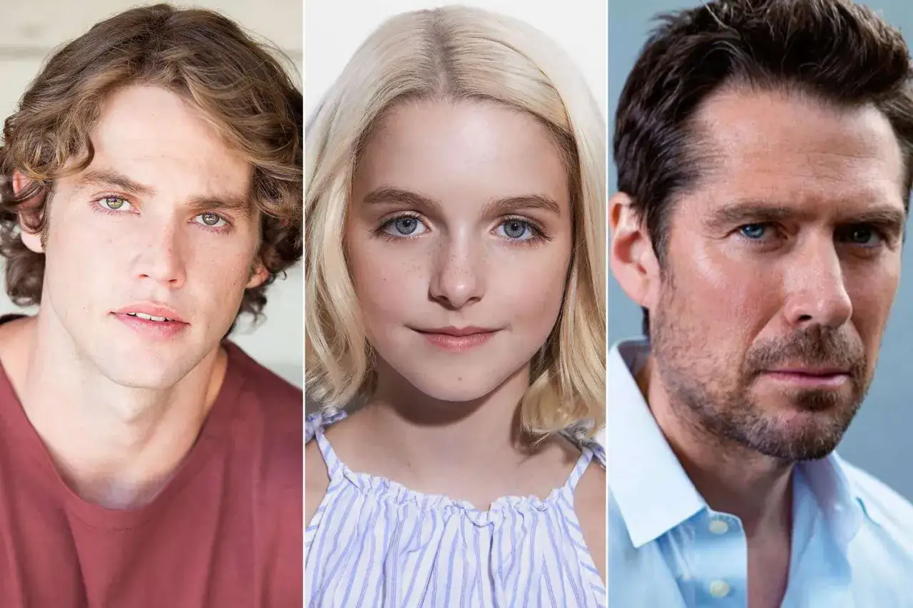 Chilling adventures of Sabrina obsada: młody mężczyzna, dziewczynka z blond włosami i mężczyzna w średnim wieku.