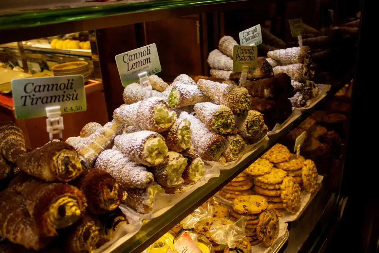 Cannoli al limone, pistacchio, tiramisù e cioccolato: ecco cosa mangiare a Catania per un'esperienza dolce indimenticabile.