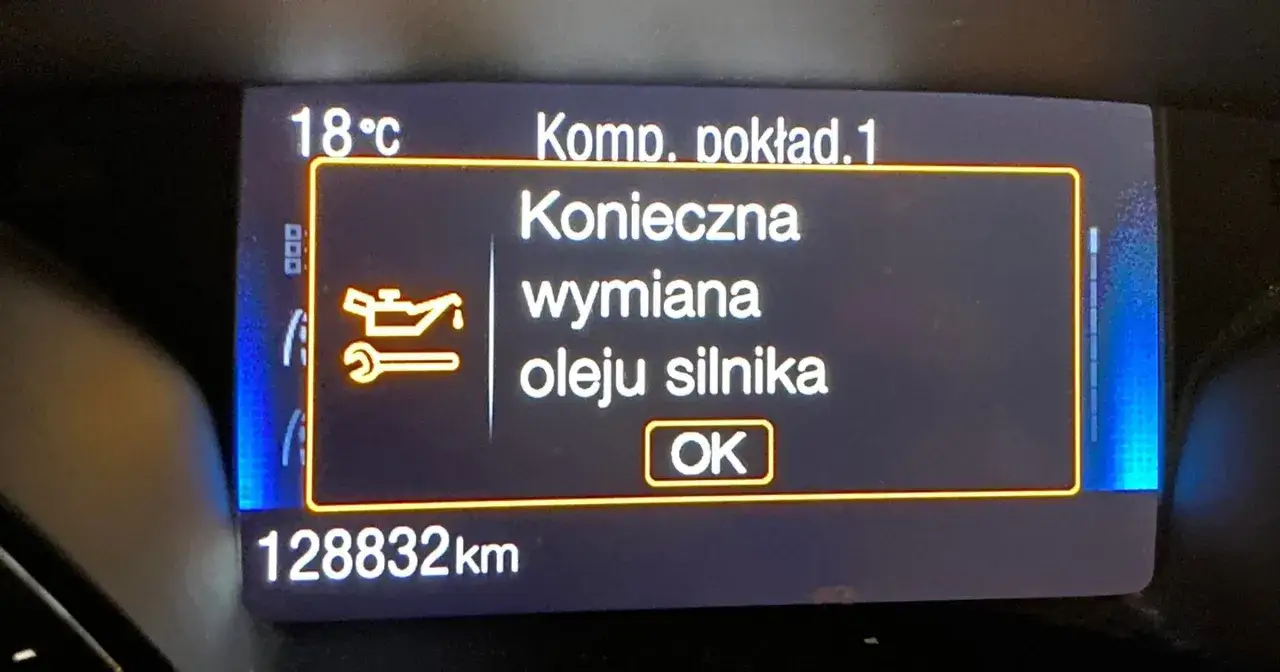 Komputer pokładowy informuje o koniecznej wymianie oleju silnika. Przebieg 128832 km. Pamiętaj o wymianie oleju co 2 lata.