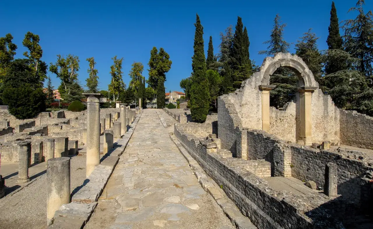 Vestiges romains de Vaison-la-Romaine sous un ciel bleu. Combien de temps pour visiter ce site ? Une journ&eacute;e enti&egrave;re pour explorer ces ruines antiques.