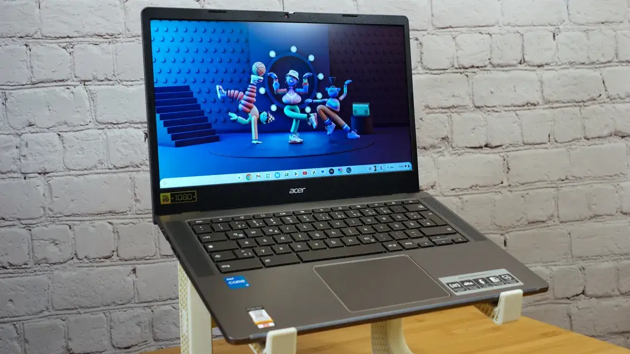 Laptop Acer w pracy