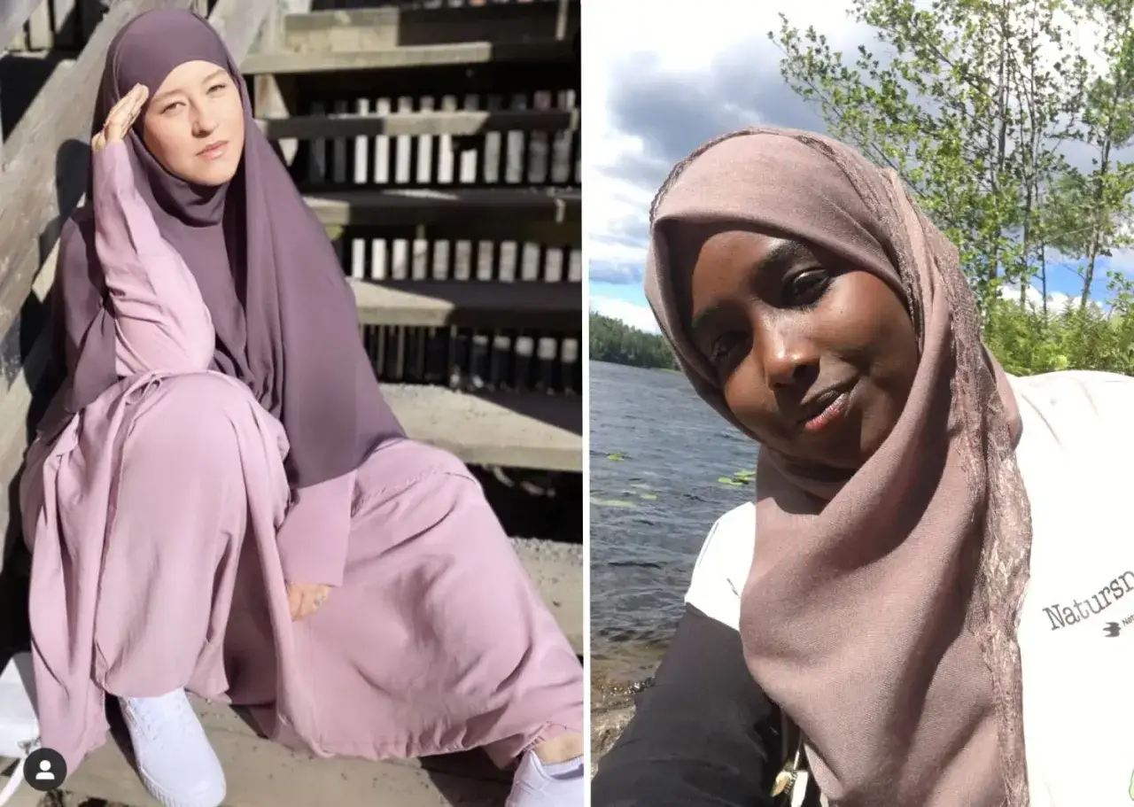 Tv&aring; kvinnor, muslimer i Sverige, njuter av sommaren. En sitter p&aring; en tr&auml;trappa, den andra vid en sj&ouml;.