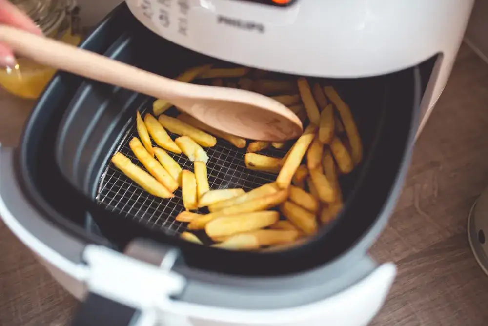 Frytki w koszyku airfryera