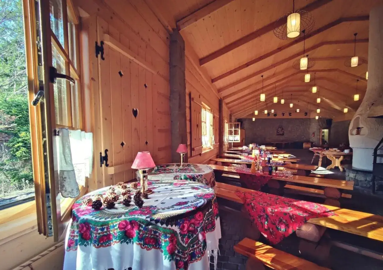 Drewniana sala bankietowa z polskimi akcentami, idealna na rodzinne spotkania. Hotel Klimczok Resort & Spa opinie potwierdzają wyjątkowy klimat.