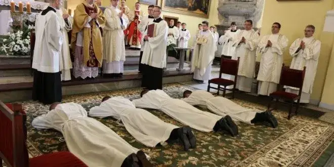 Ceremonia święceń diakonatu w kościele