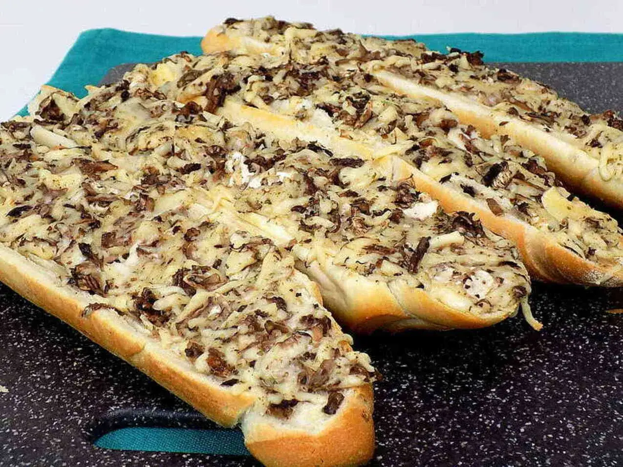 składniki zapiekanki, ser pieczywo pieczarki sosy