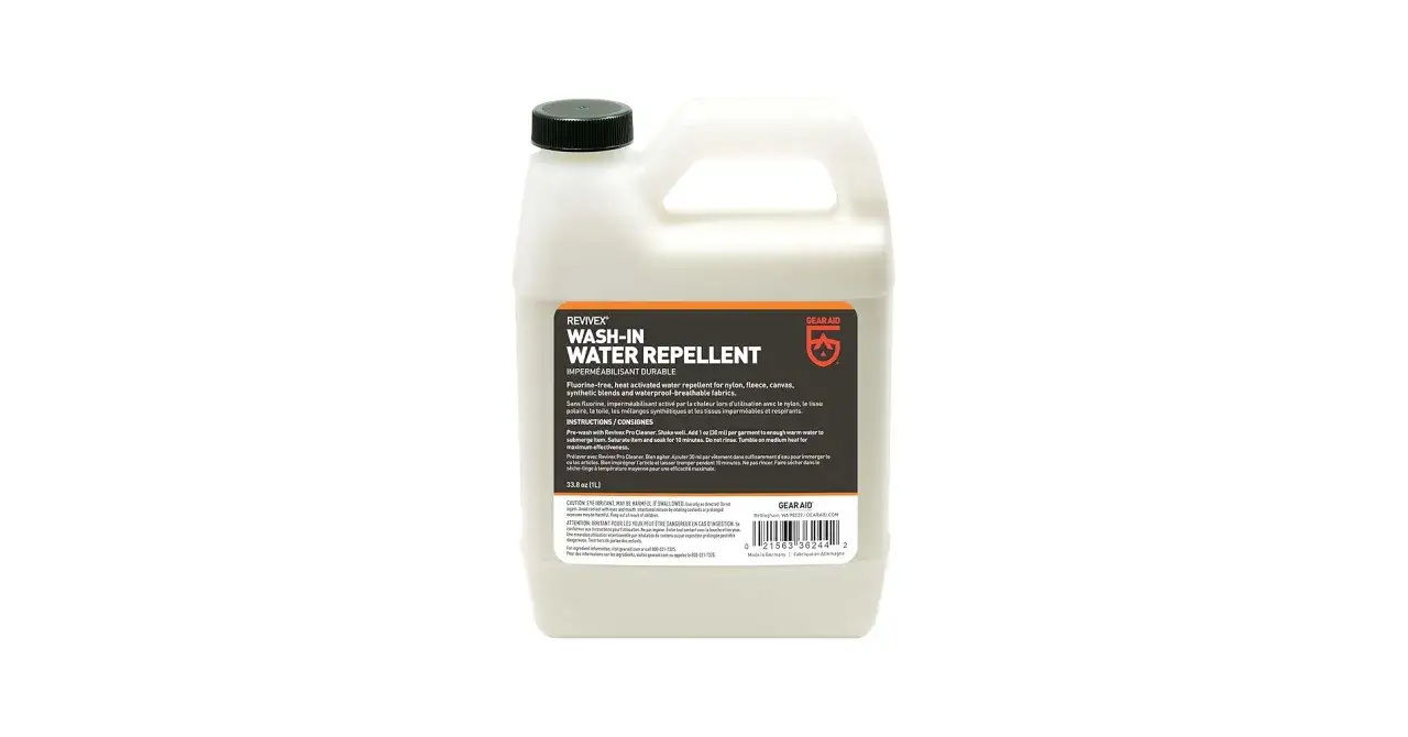 Flasche mit Gear Aid Revivex Wash-In Water Repellent, ideal zum funktionskleidung waschen und imprägnieren.