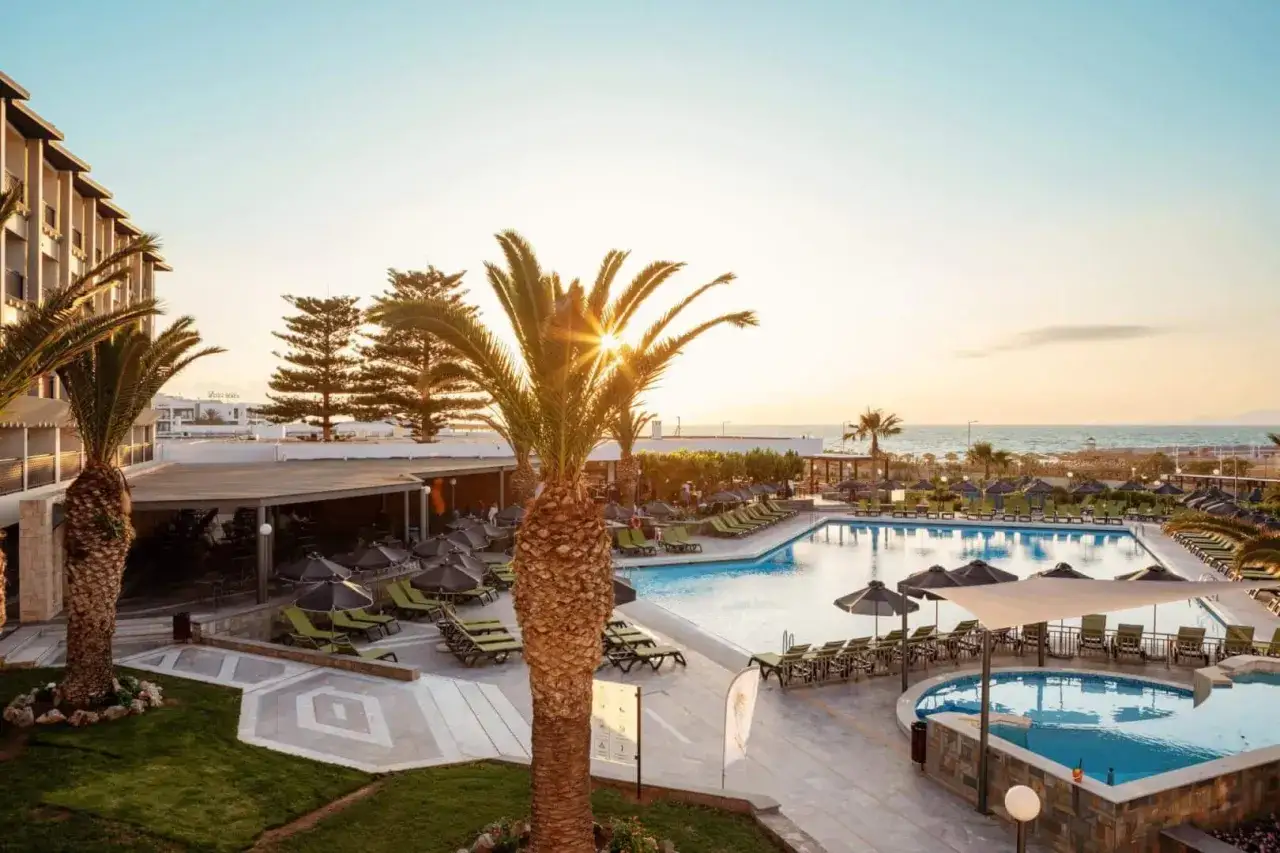 Słoneczny dzień na sol marina beach crete. Palmy, baseny i leżaki czekają na gości hotelu.