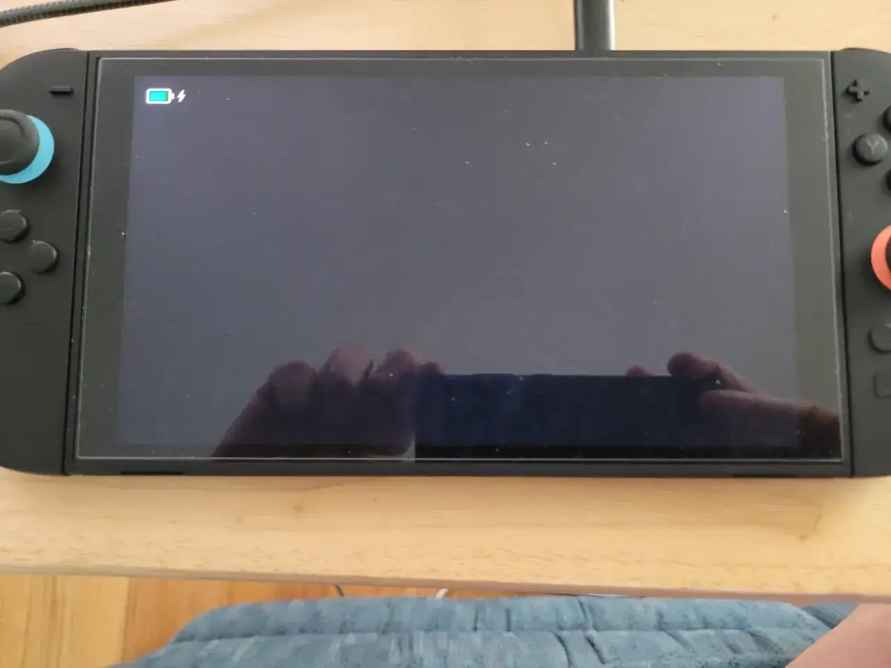 Nintendo Switch się ładuje, widać ikonę baterii z błyskawicą.