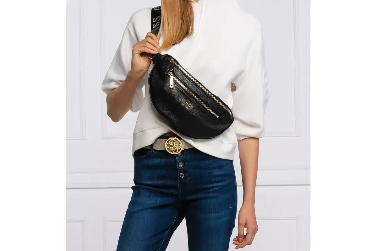 Czarna nerka Guess noszona na biodrach, idealna na co dzień. Stylowy dodatek, który podkreśli Twój look.