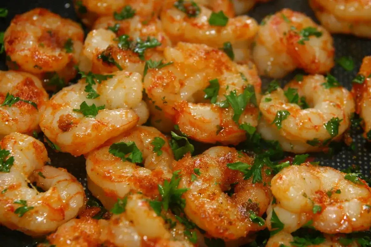 Gambas poêlées, dorées et parsemées de persil frais. Une recette simple et savoureuse pour un plat de fruits de mer rapide.