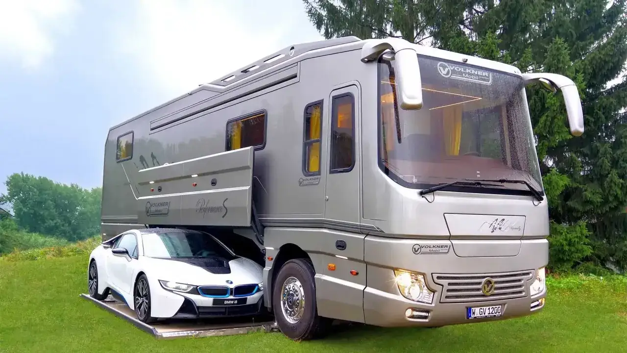 Un camping-car de luxe Volkner Performance S avec une voiture de sport BMW i8 intégrée dans son compartiment de garage.