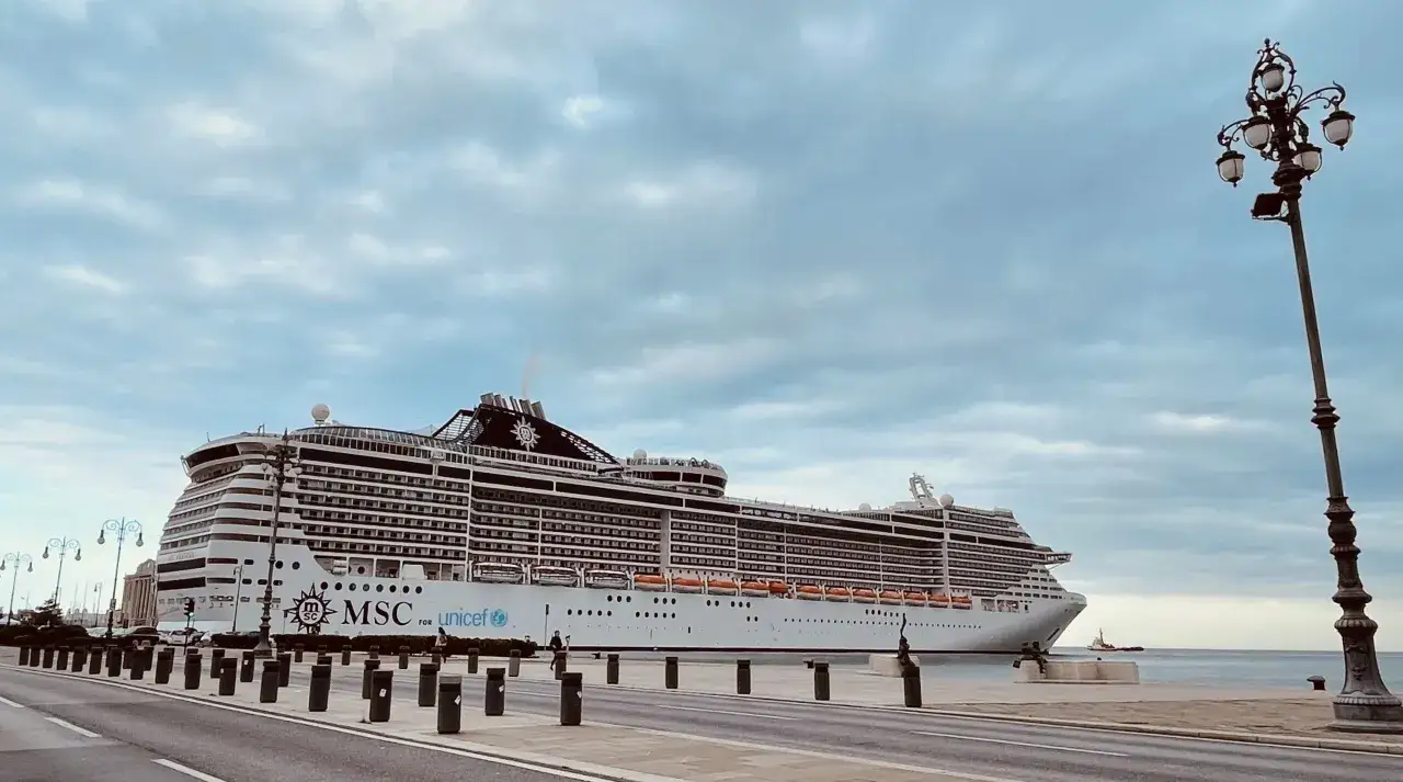La MSC Fantasia attracca in un porto con cielo nuvoloso.