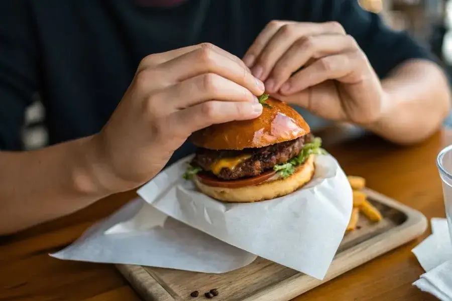 Jak prawidłowo trzymać burgera technika