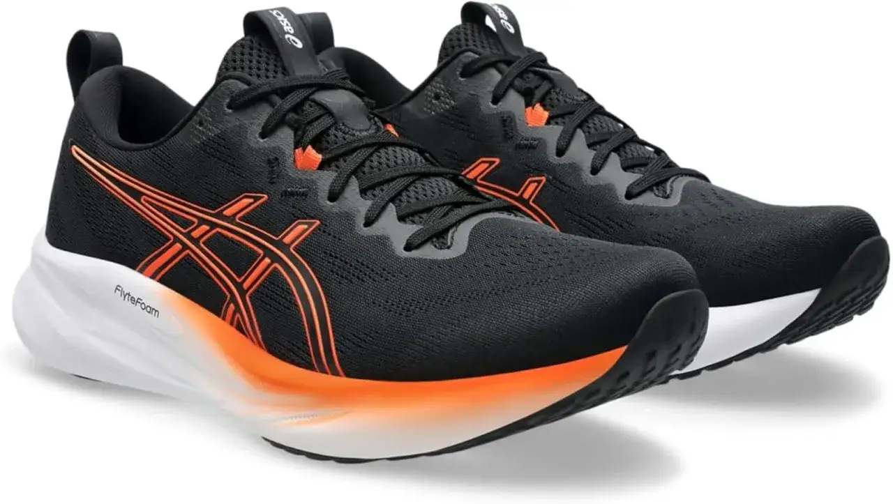 Schwarze Laufschuhe Asics Gel Pulse 16 mit orangefarbenen Akzenten und weißer Sohle.