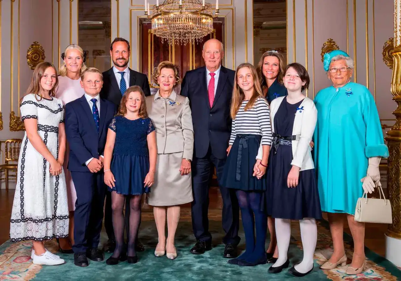 Kung Harald V av Norge med familjen. Barnbarnen står framför sina föräldrar och mor- och farföräldrar.