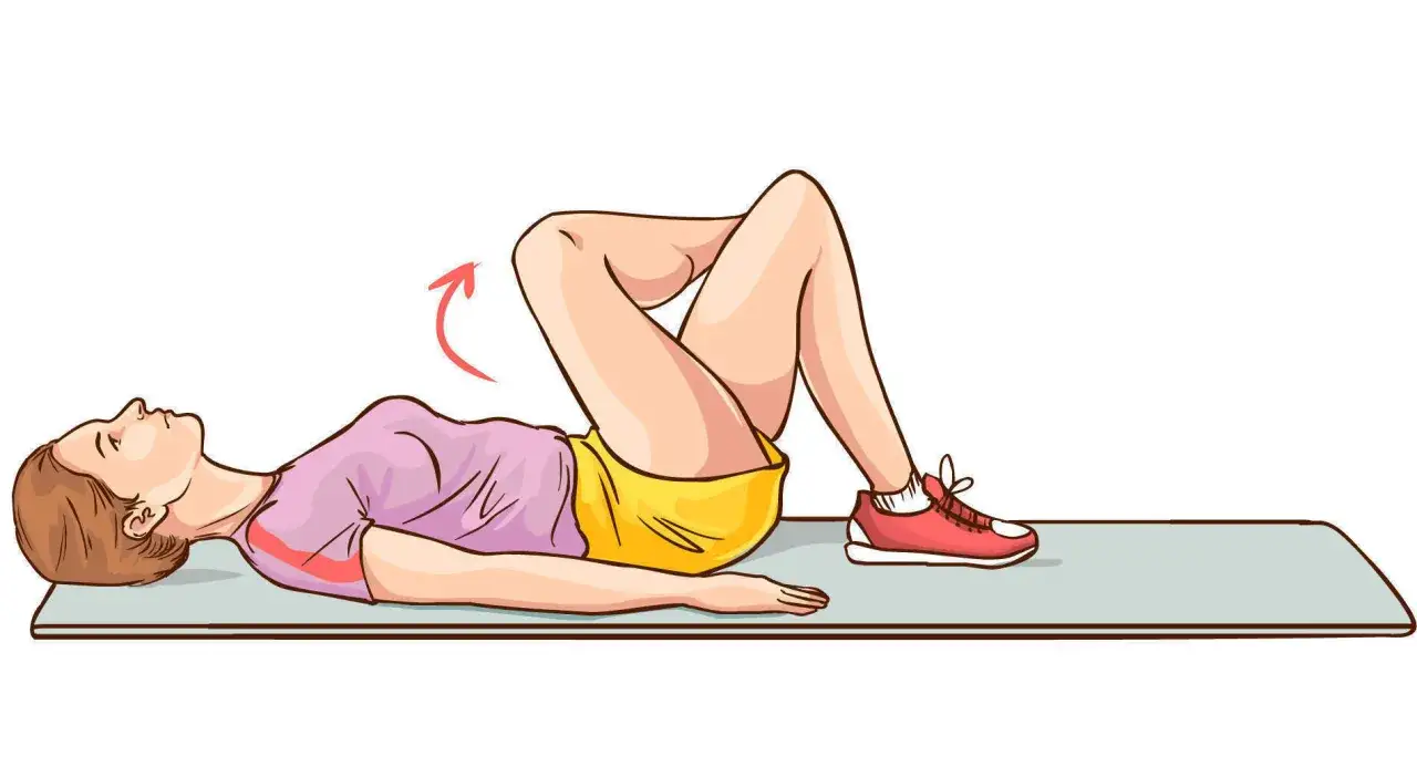 Femme au sol, genoux pliés, effectuant un exercice pour soulager une contracture piriforme. Flèche rouge indiquant le mouvement.
