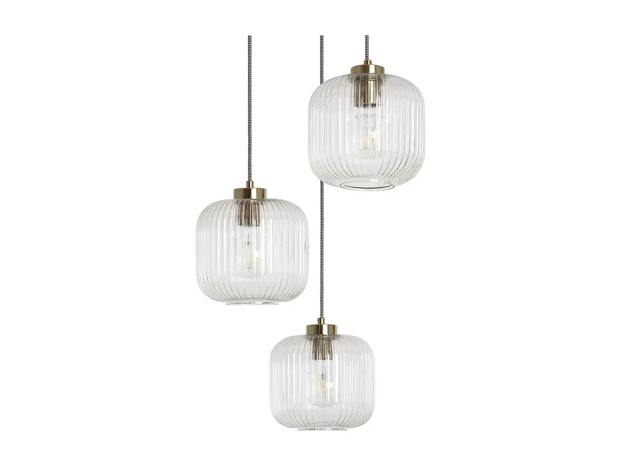 Tres lámparas colgantes transparentes con acabado acanalado y detalles dorados, creando un ambiente moderno y elegante.
