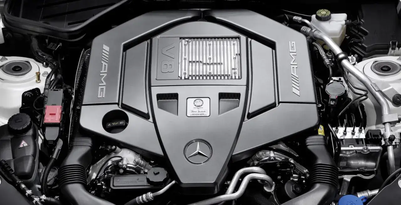 Potężny silnik V8 AMG. Chcesz wiedzieć, jak podnieść moc w silniku benzynowym? Ten motor to przykład inżynierii.