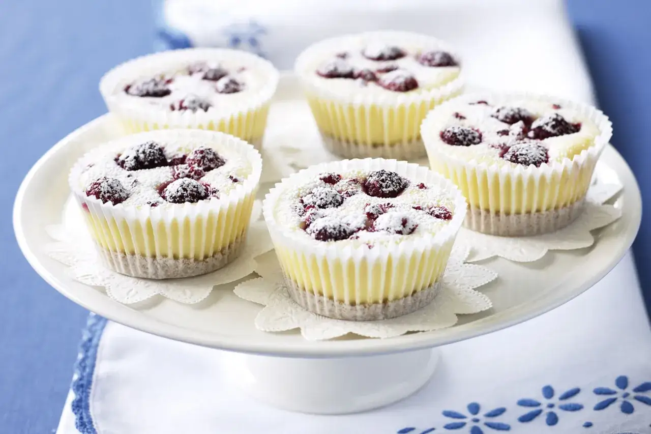 Mini cheesecakes con frutos rojos y azúcar glas. Si te preocupan las queso mascarpone calorias, estas porciones individuales son ideales.