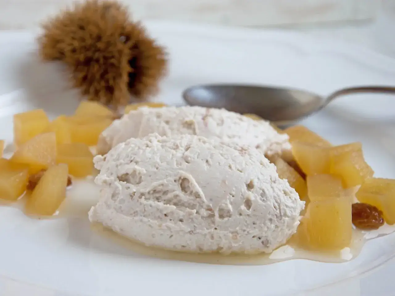 Zwei Nocken Maronencreme mit Apfelst&uuml;cken und Rosinen. Eine leckere Maronencreme Verwendung als Dessert.