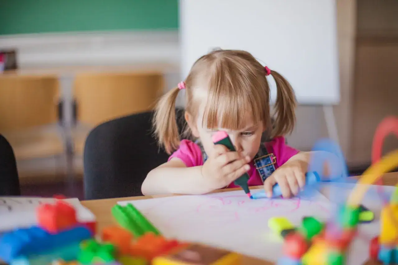 Rodzic wybierający program edukacyjny dla dziecka