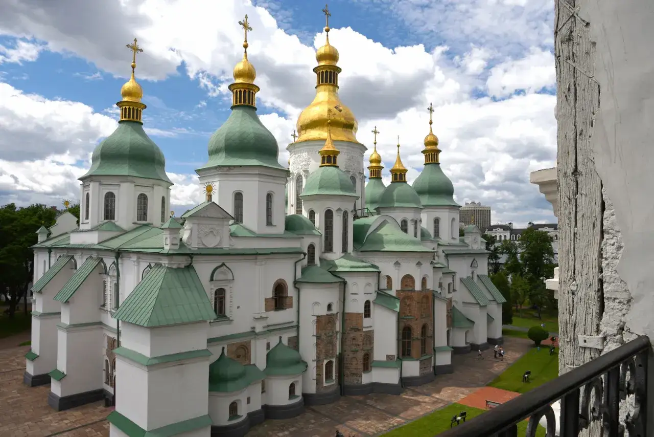 Katedra św. Zofii w Kijowie, z jej zielonymi kopułami i złotymi krzyżami, to jeden z wielu fascynujących obiektów, o których warto poznać ciekawostki o Ukrainie.