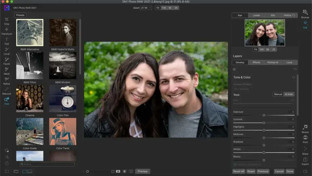 Program do edycji JPG ON1 Photo RAW 2021. Na ekranie zdjęcie pary, po lewej panel z presetami i narzędziami.