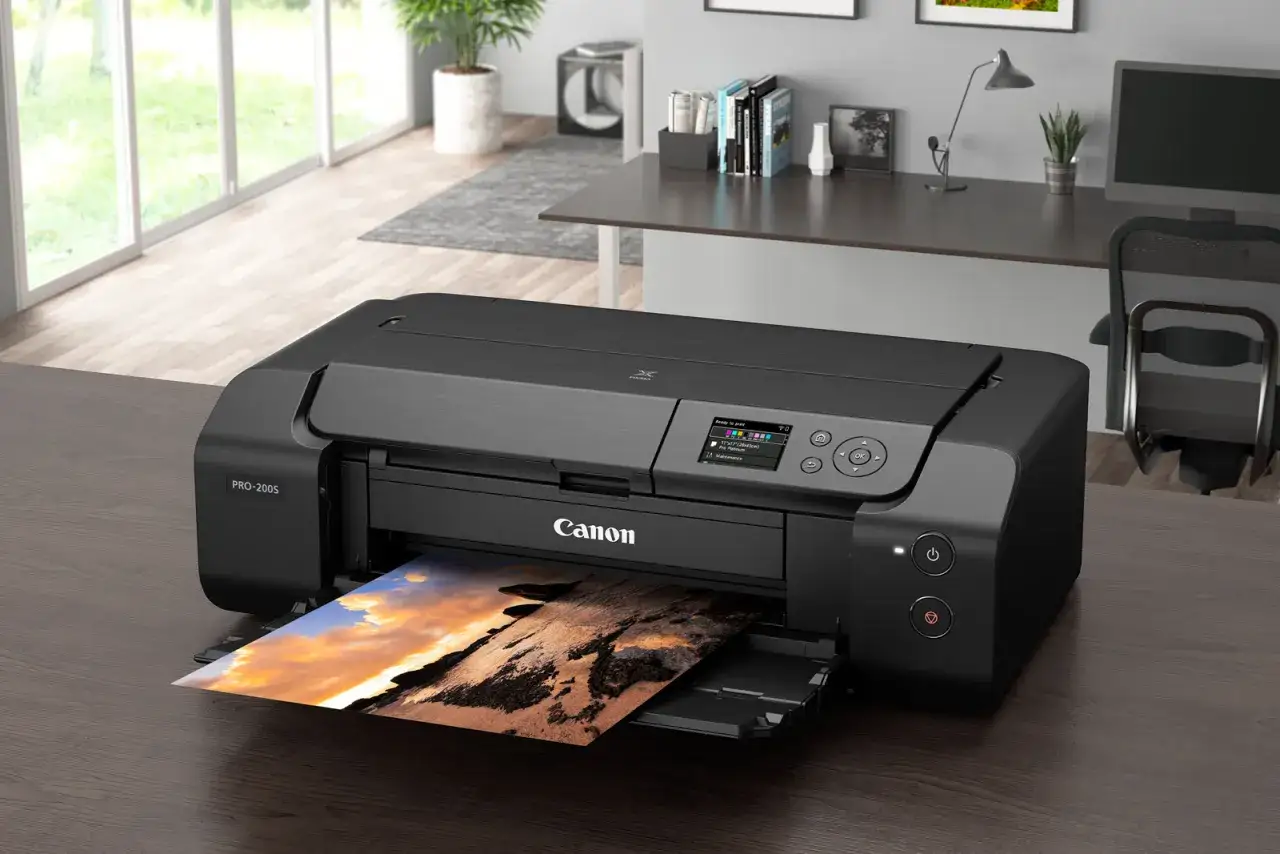 Profesjonalna drukarka Canon PRO-200S umożliwia wywoływanie zdjęć w domu, drukując krajobraz na papierze.
