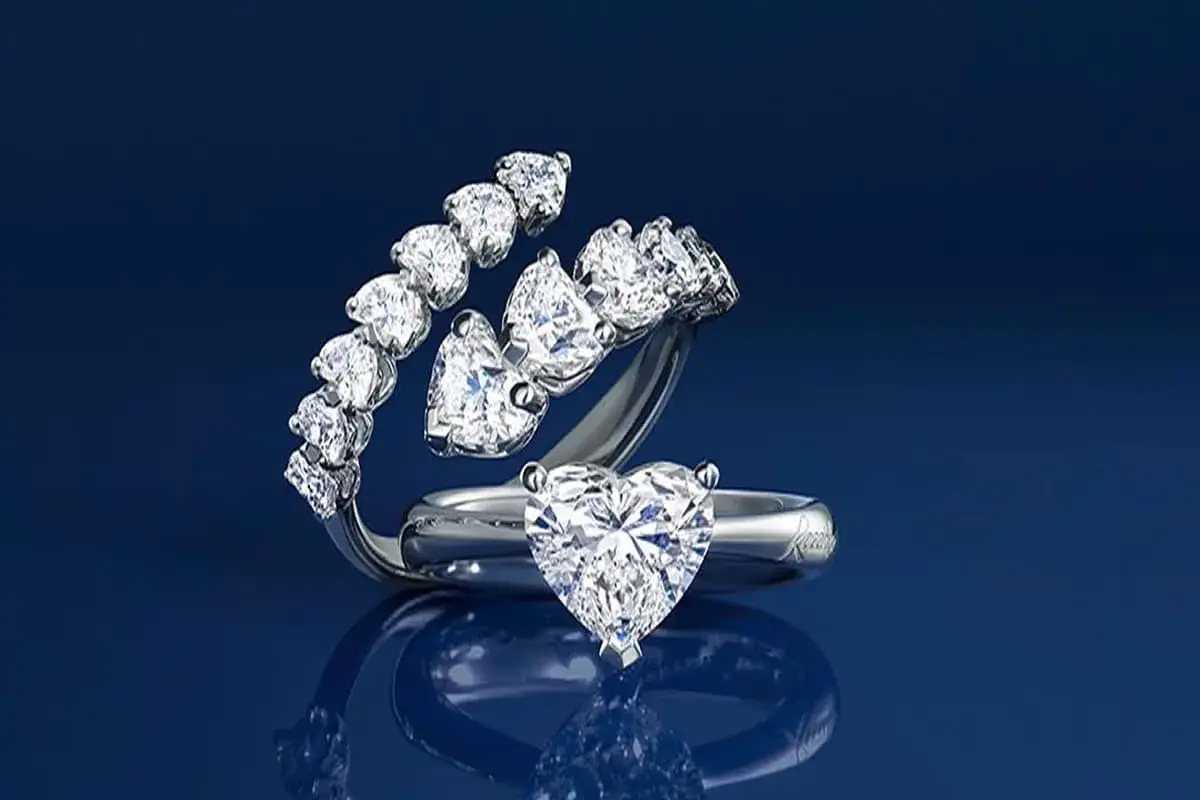 Anelli scintillanti con diamanti a forma di cuore, perfetti per una proposta matrimonio indimenticabile.