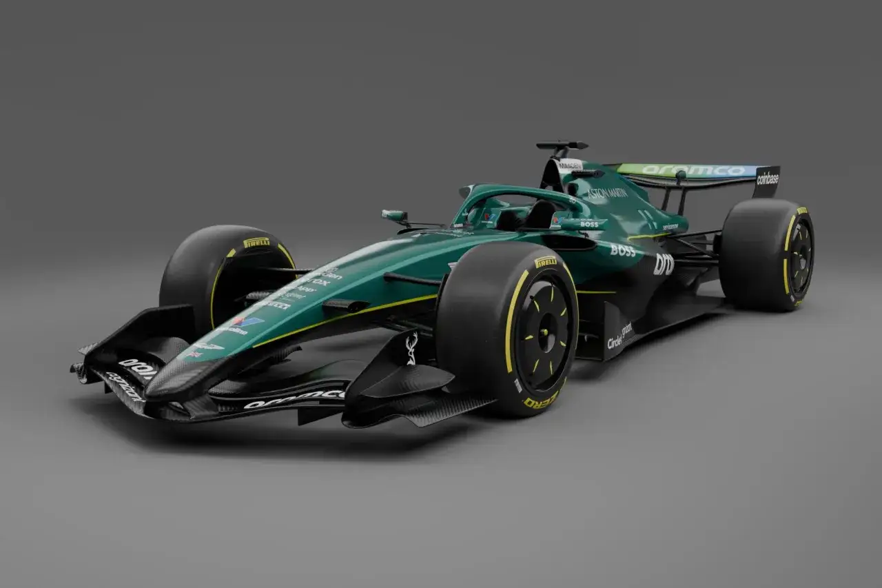 El coche de F1 Aston Martin, verde y con detalles amarillos, listo para la carrera.