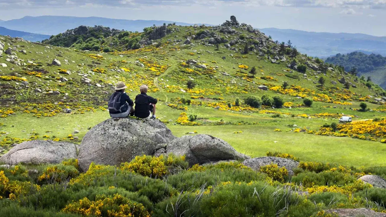 Deux randonneurs contemplent le paysage fleuri lors d'un tour du Mont Loz&egrave;re 3 jours.