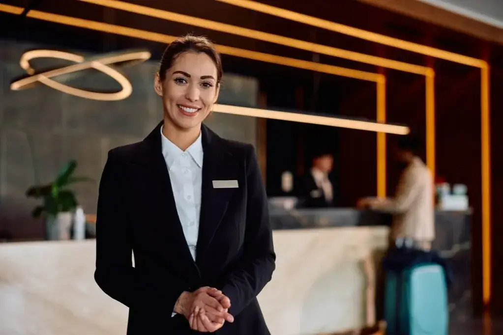 Młody pracownik hotelu podczas szkolenia