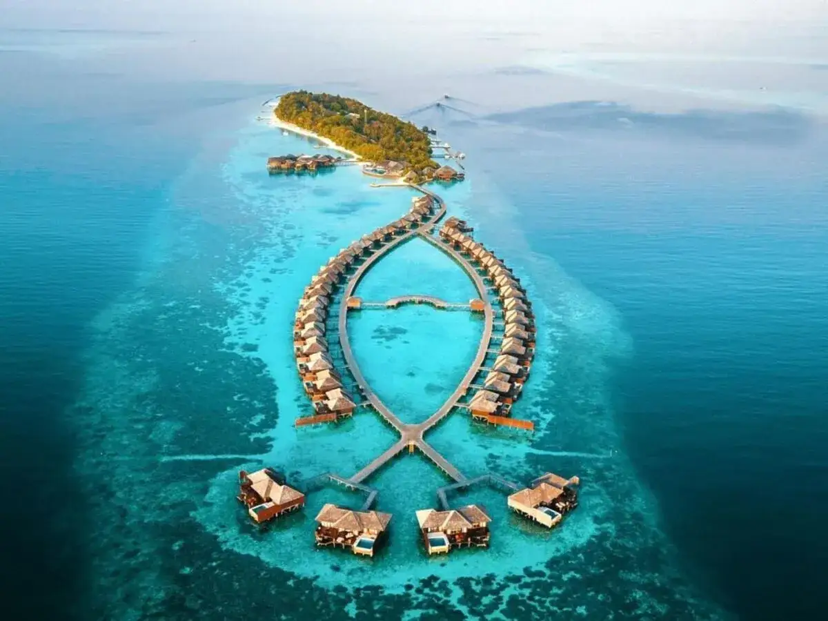 Traumhafte Wasservillen und eine grüne Insel im türkisblauen Meer, ein Paradies wie im Soneva Fushi.