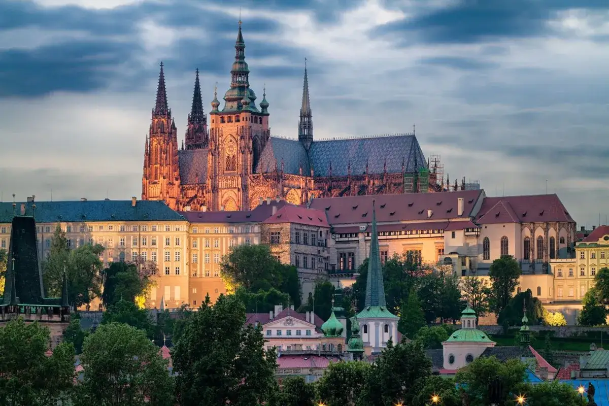 Prag: Die beeindruckende Prager Burg mit ihren Türmen und Dächern, ein Muss für Prag Ausflugsziele.